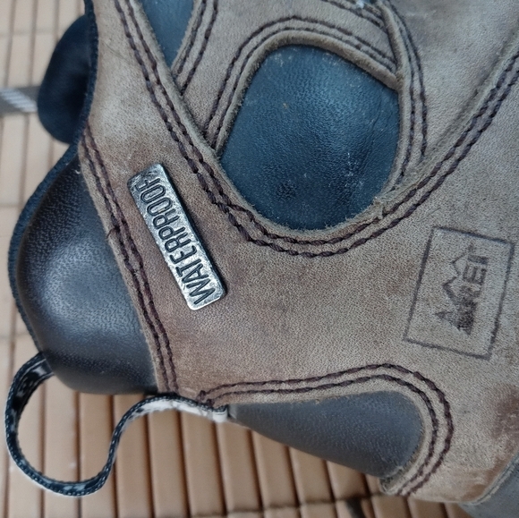 REI 7909 women's sz 10. Waterproof insulated leather hiking boots. Vibram sole. - Picture 10 of 11